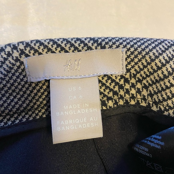 Size 6, H&M skirt - Picture 2 of 2